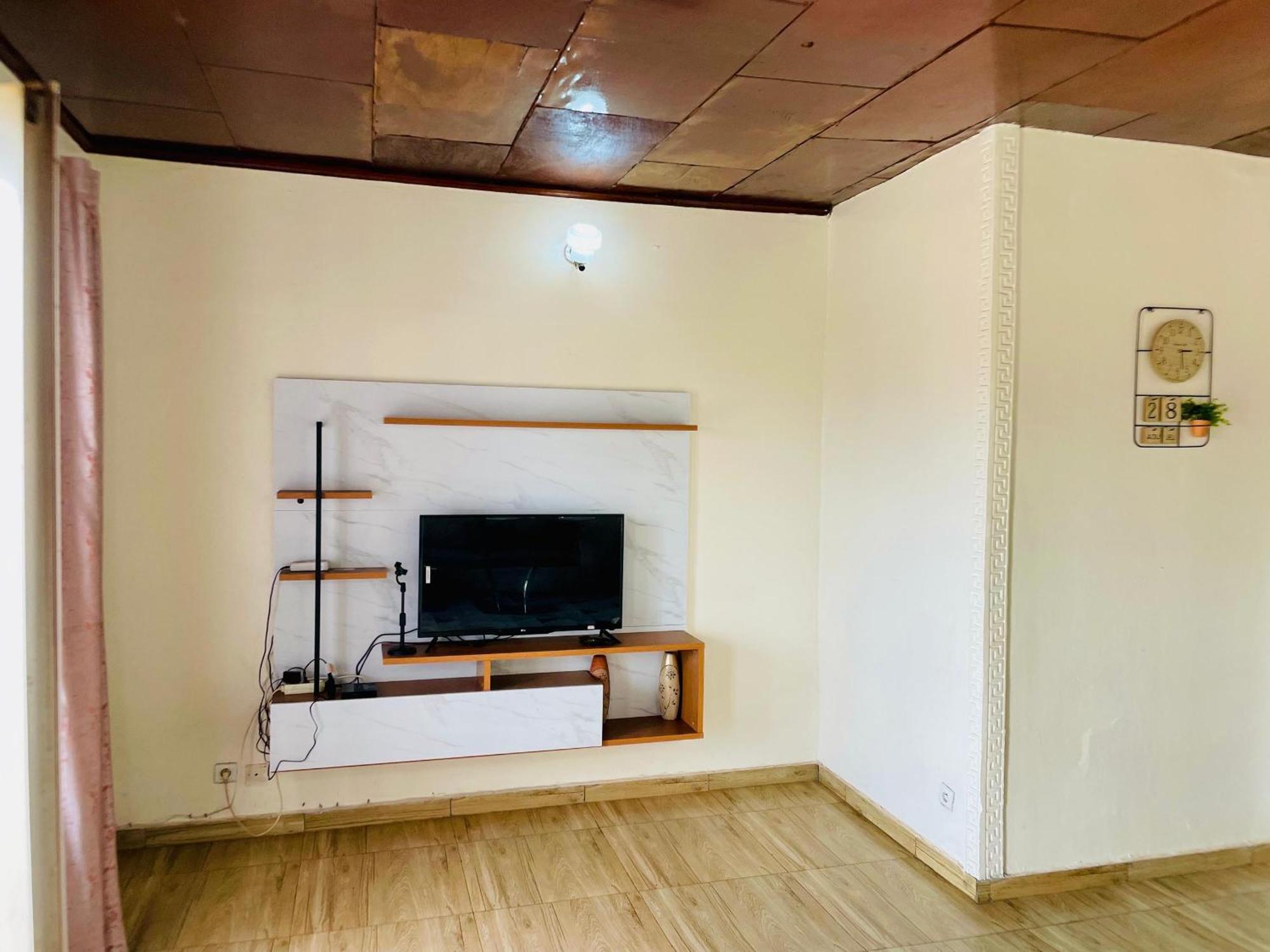 Appartement Avec Vue Panoramique Two Or Three Rooms Yaounde Bagian luar foto